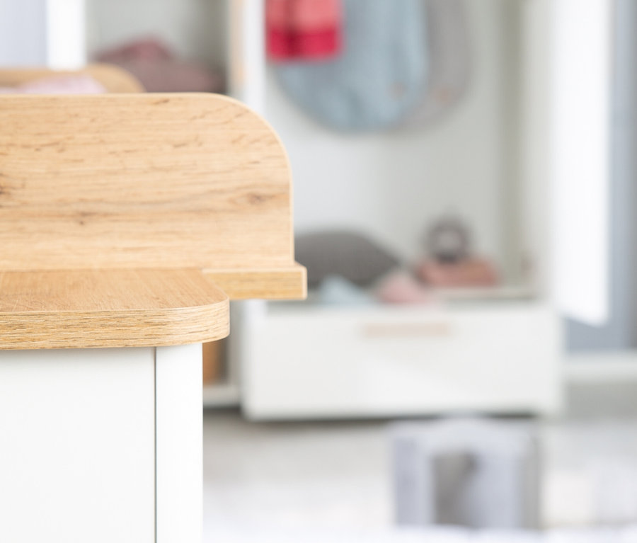 Detailansicht des roba Kinderzimmer-Sets "Ava" mit Fokus auf der Wickelkommode, Bett und Schrank im Hintergrund.