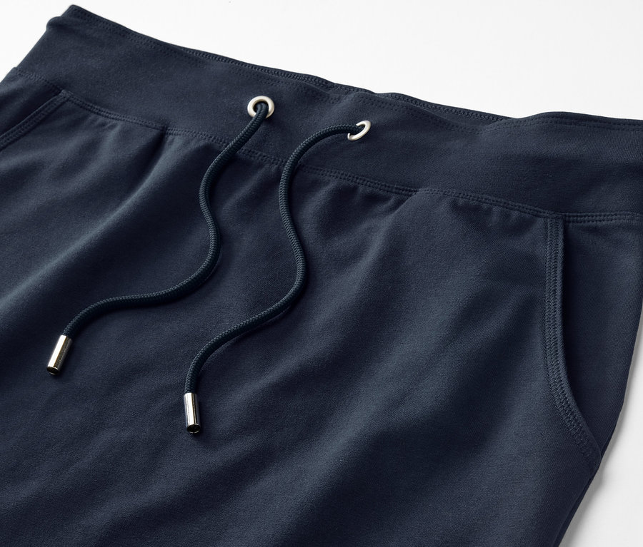 Detailansicht eines marineblauen Sweatrocks mit Kordelzug.