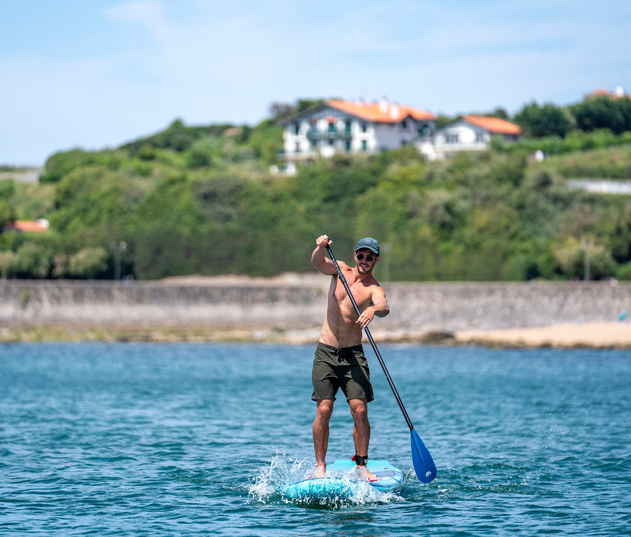 Mann paddelt auf blauem Aqua Marina SUP Board »Beast« 10'6".