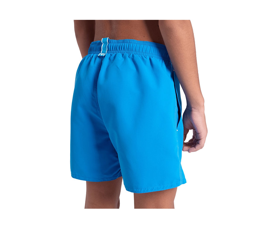 Rückenansicht eines Kindes, das blaue arena Kinder-Beach Boxer Solid R mit elastischem Bund und weißen Nähten trägt.