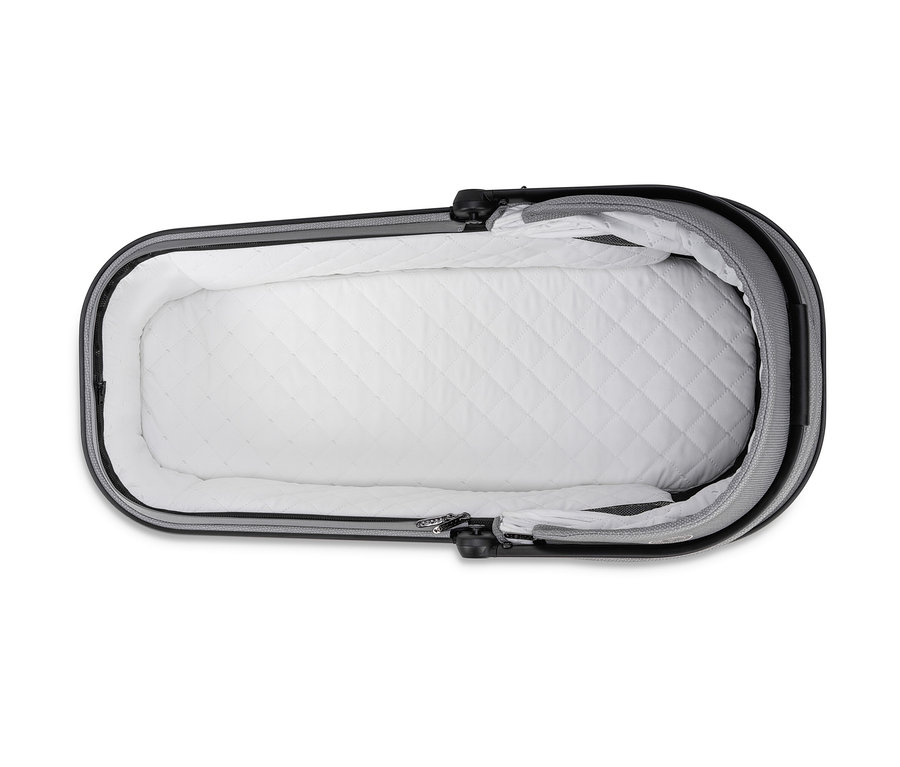 Detailansicht von oben des Innenraums des Osann Kombi-Kinderwagen Juntos, rock, mit weißer Stepppolsterung.