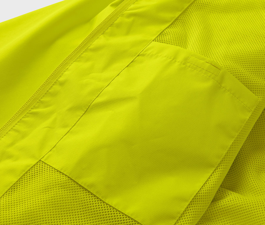 Detailansicht einer gelben Regenjacke mit Tasche.