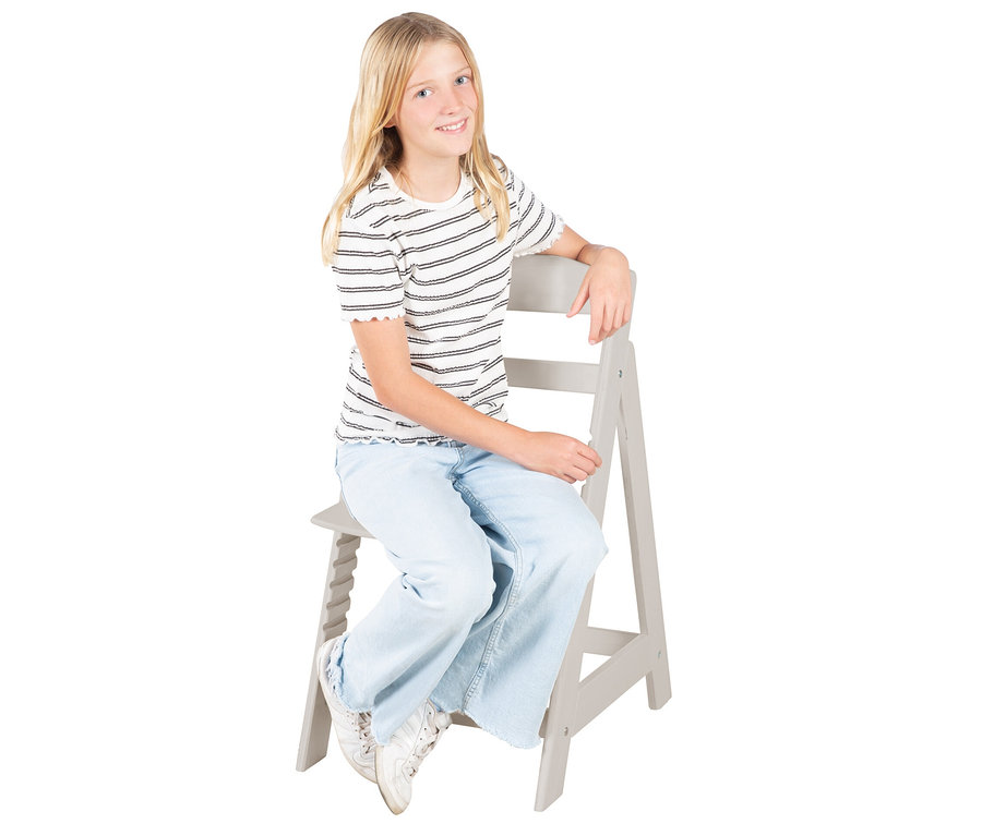 Mädchen sitzt auf grauem roba Babyhochstuhl »Sit Up Flex«.