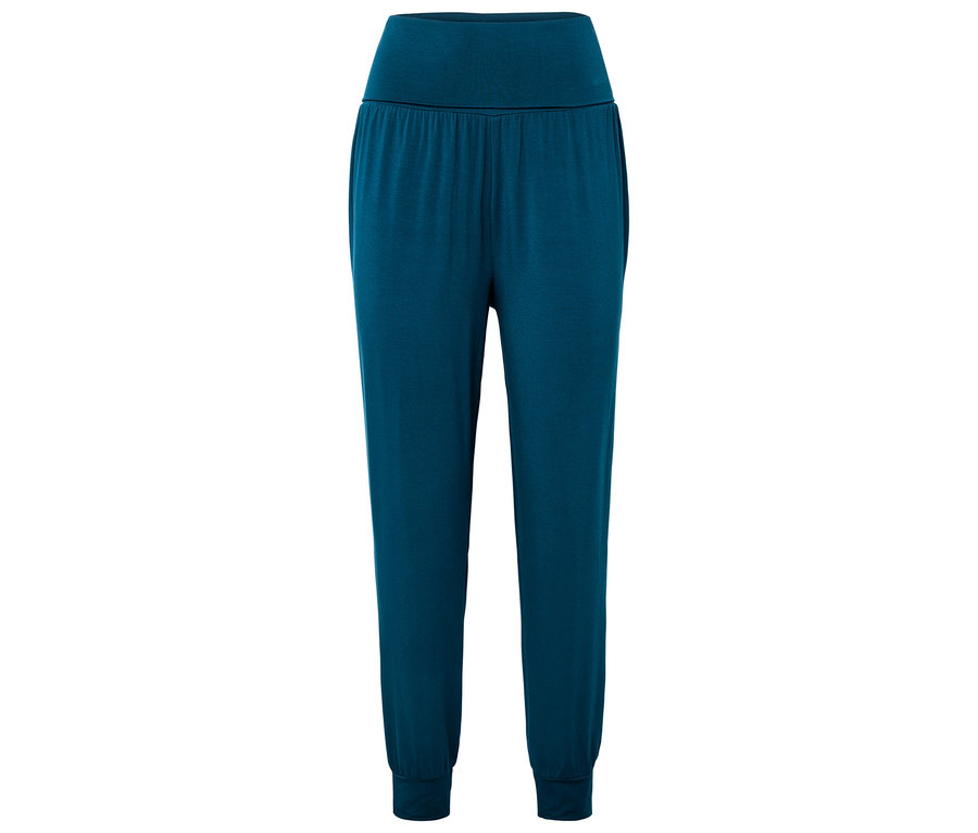 Eine blaue Jogginghose mit elastischem Bund und Bündchen.