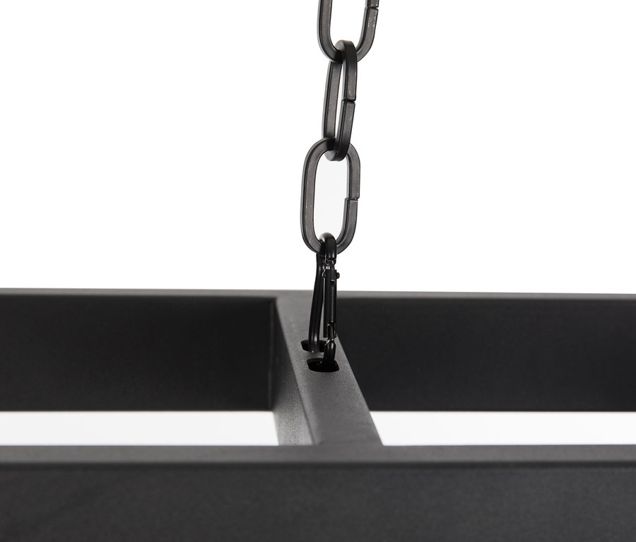 Detail einer schwarzen Sunred-Deckenheizstrahler »Indus II Hanging 3000«, die an einer Kette hängt.