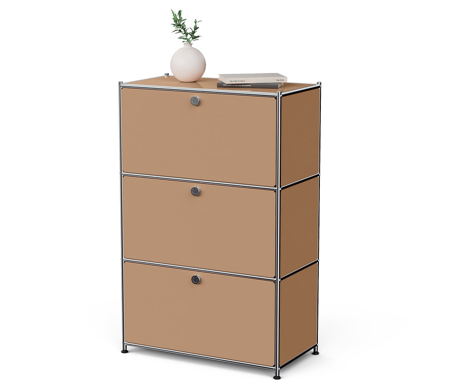 Dreistöckiger Schrank mit braunen Türen, oben Vase und Buch.