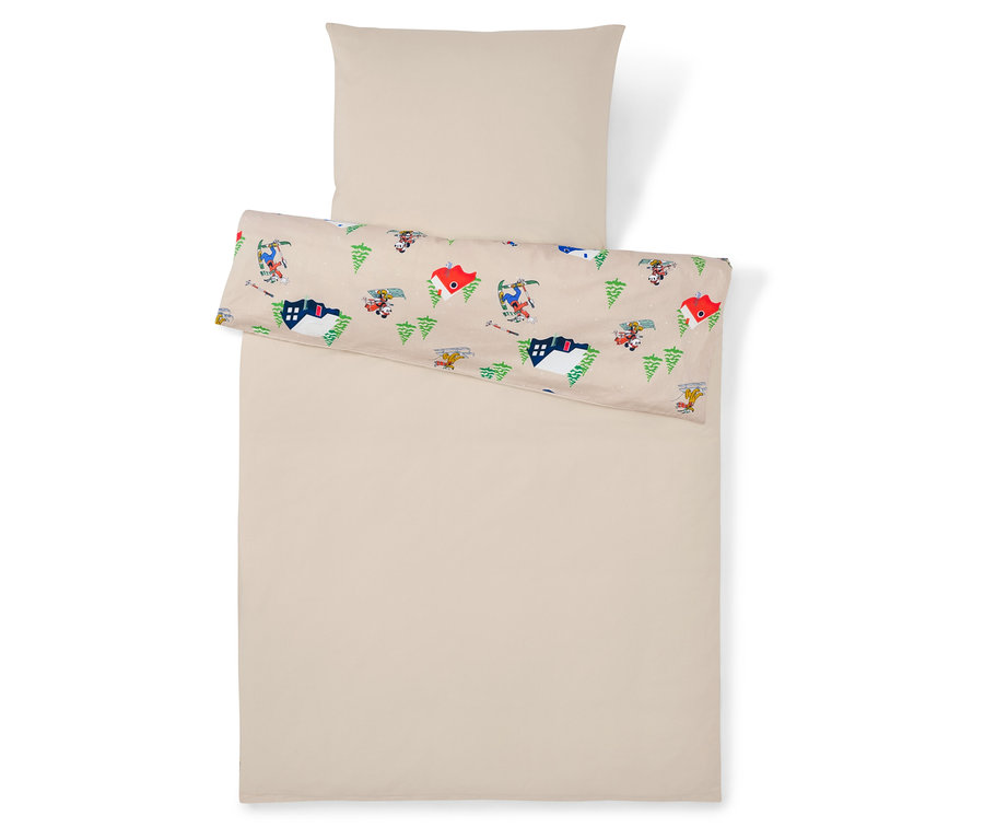 Beige Bettwäsche mit Skifahrer-, Baum- und Hausmotiven.