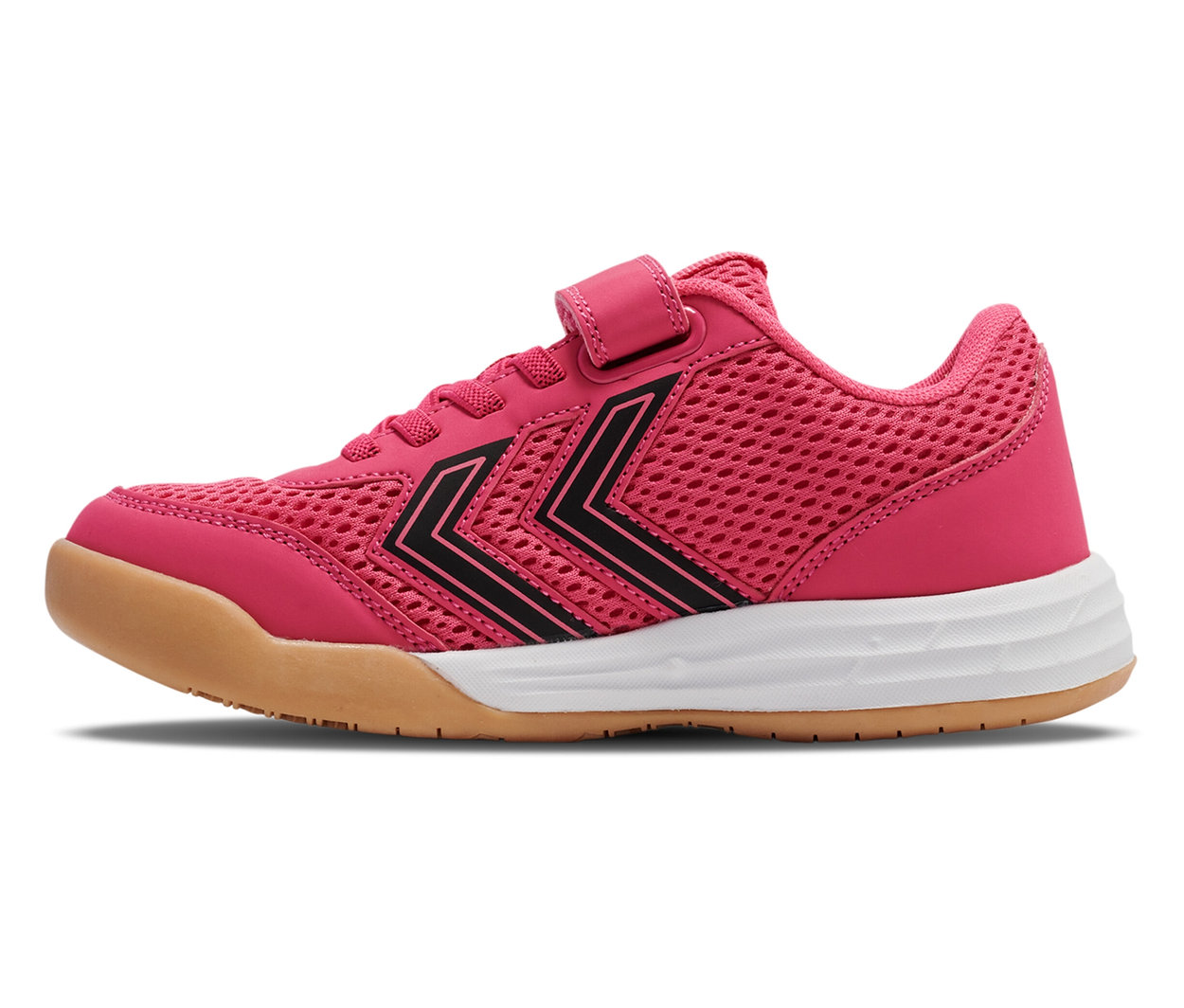 Ein HUMMEL Multiplay Flex VC JR, rosa Turnschuh mit brauner Sohle und schwarzen Hummel-Winkeln an der Seite.