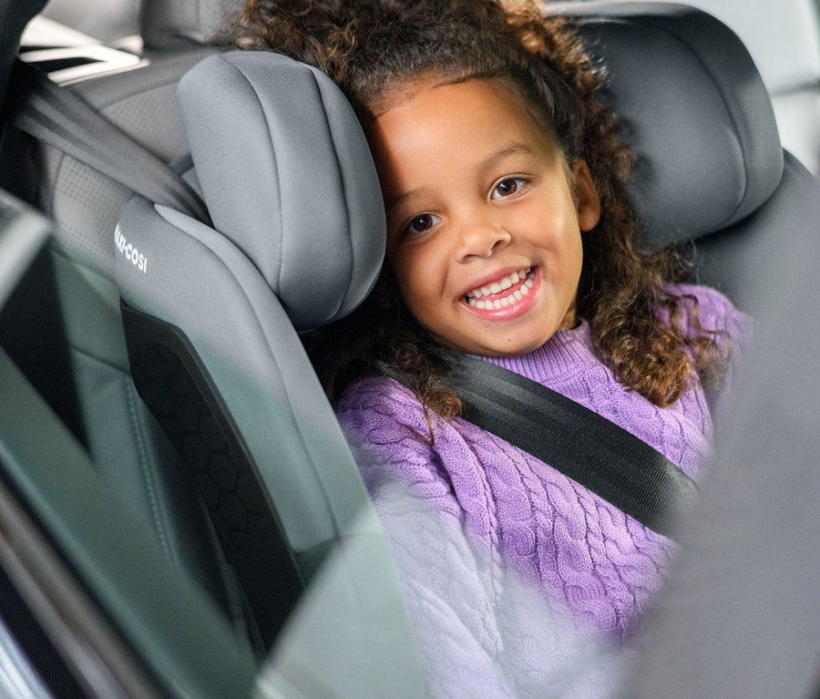 Lächelndes Mädchen sitzt im grauen Maxi-Cosi Kinder-Autositz »Titan S«, i-Size.