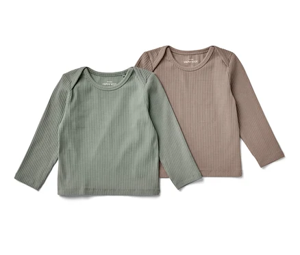Zwei hellgrüne und beige Baby-Langarmshirts mit Rippstruktur liegen nebeneinander.