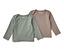 Zwei hellgrüne und beige Baby-Langarmshirts mit Rippstruktur liegen nebeneinander.
