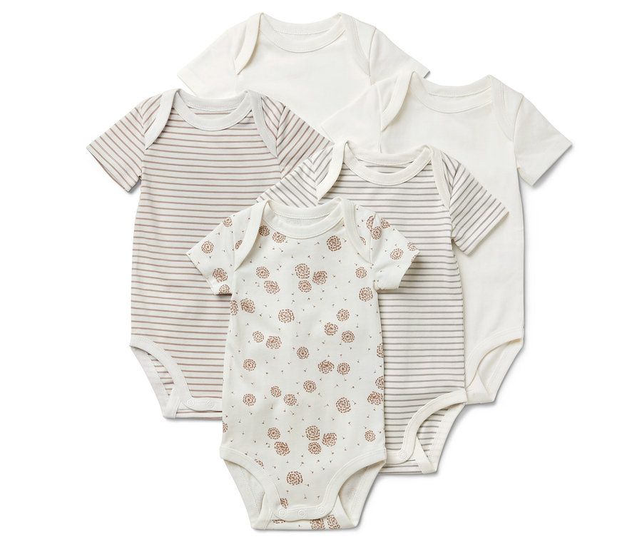 Fünf Baby-Bodys mit kurzen Ärmeln: zwei weiße, zwei mit braunen Streifen und einer mit braunem Blumendruck.