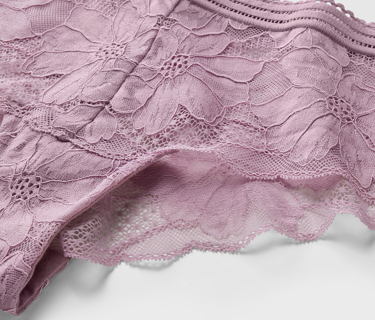 Detailansicht eines lilafarbenen Spitzen-Hipsters.