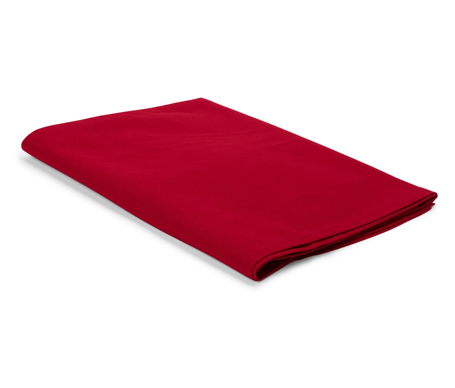 Ein roter Stoff liegt gefaltet auf einem weißen Hintergrund.