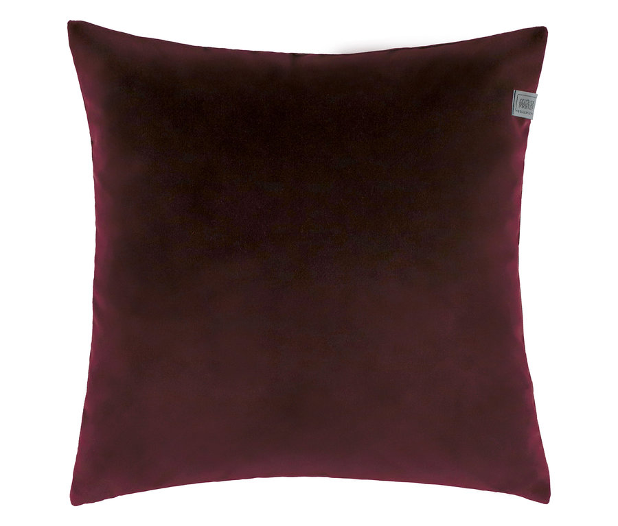Ein weinrotes Samtkissen auf einem weißen Hintergrund.