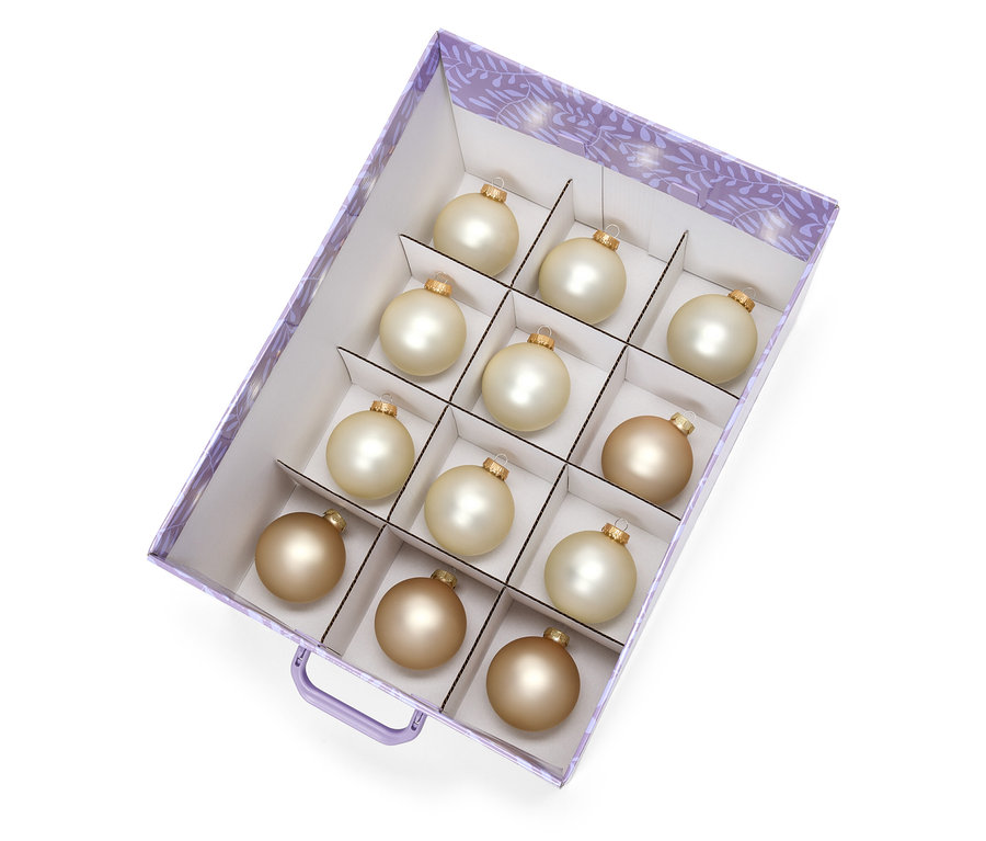 Weihnachtsbaumkugeln in einer Schachtel.