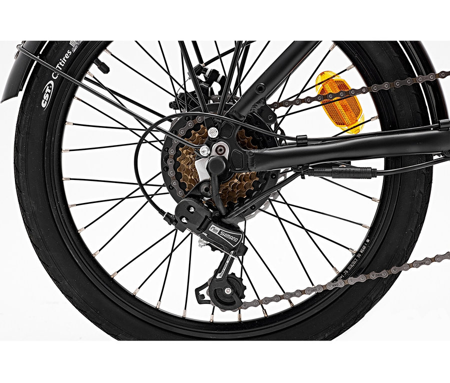 Detailaufnahme vom Hinterrad eines schwarzen Fahrrads mit Gangschaltung und orangefarbenem Reflektor.