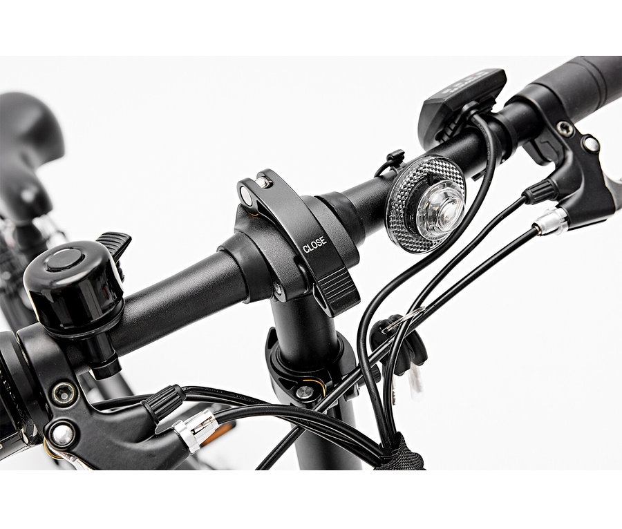 Detailaufnahme eines schwarzen Fahrradlenkers mit Vorderlicht, Klingel und Bremsseilen.