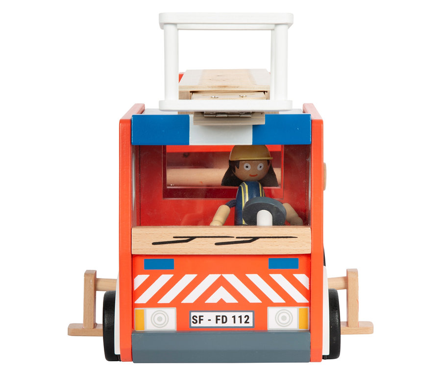 Hölzernes Feuerwehrauto mit Fahrerfigur.