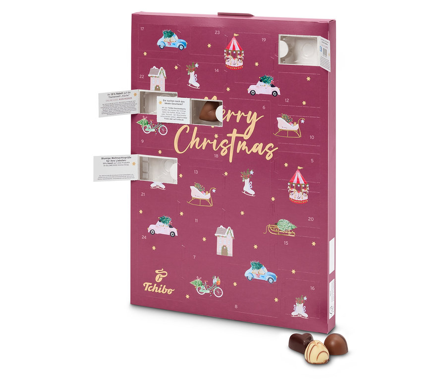 Ein Tchibo Adventskalender mit geöffneten Türchen und Schokoladen.