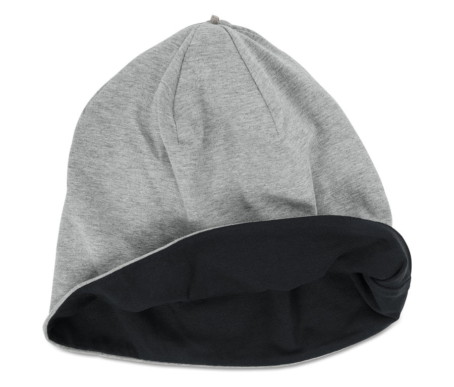 Graue Strickmütze mit schwarzem Futter.