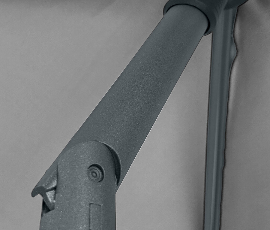 Detailaufnahme eines anthrazitfarbenen Leco Marktschirms, 250 x 250 cm, inkl. Abdeckhaube.