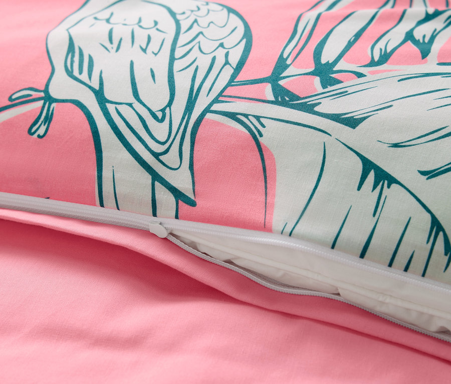 Detailansicht der rosafarbenen Renforcé-Bettwäsche Tropical Rose mit Reißverschluss und Blätter- und Vogelmuster.