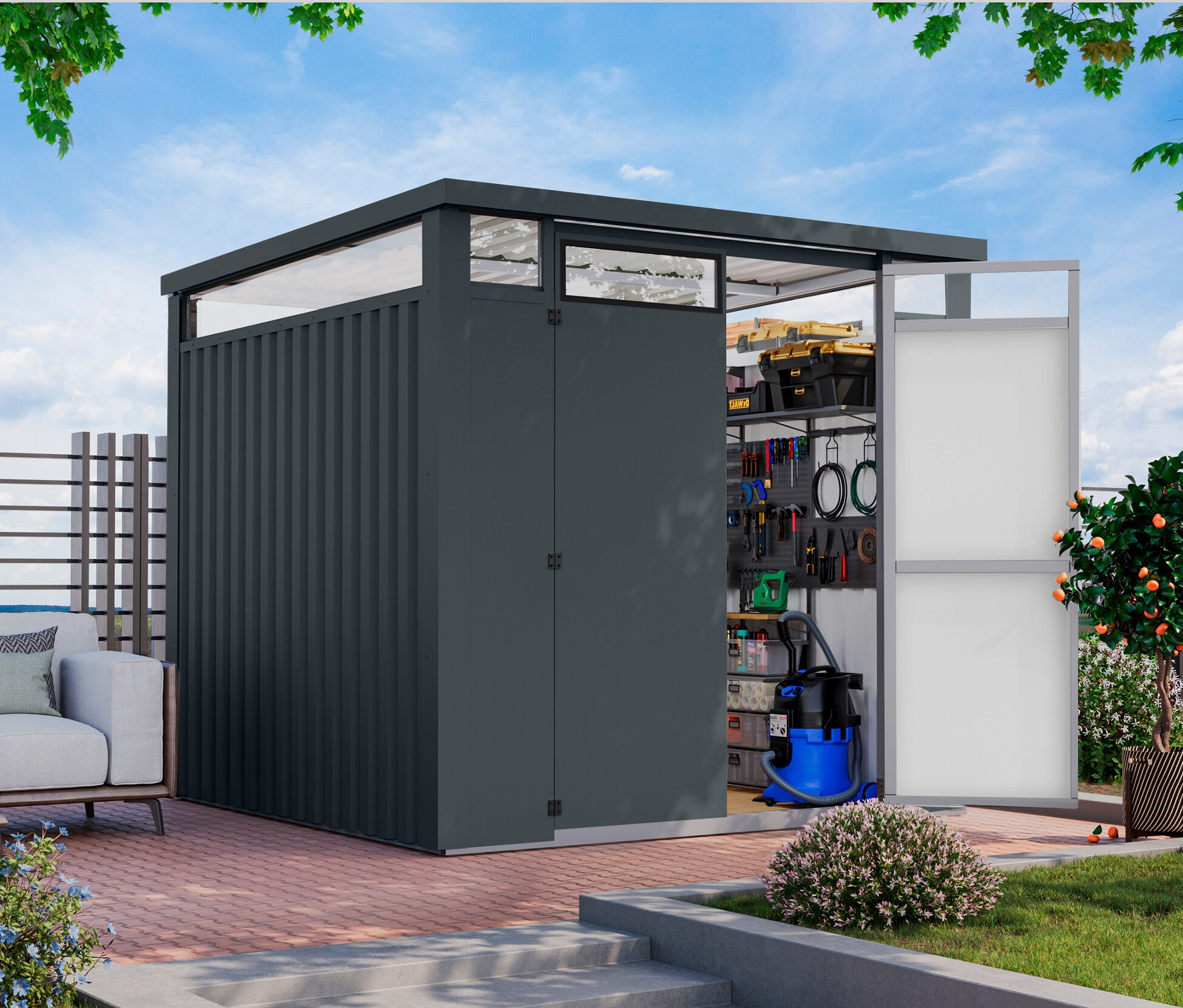 Auf einer Terrasse steht ein Karibu Metall-Gerätehaus mit geöffneten Türen.