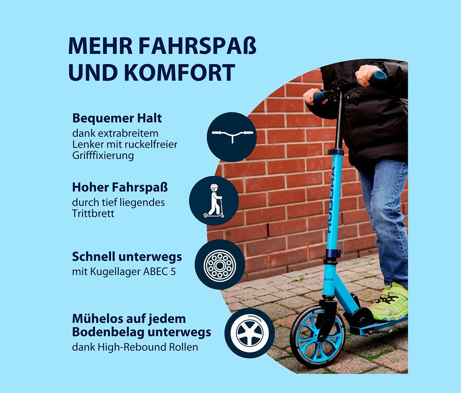 Junge fährt blauen HUDORA Scooter Up 200.