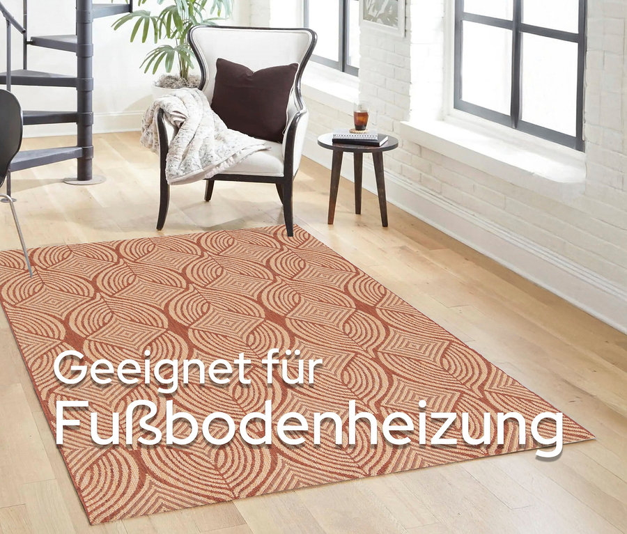 Gemusterter Teppich »Eldorado« in Desert Bloom liegt in einem Wohnzimmer mit Stuhl und Wendeltreppe.