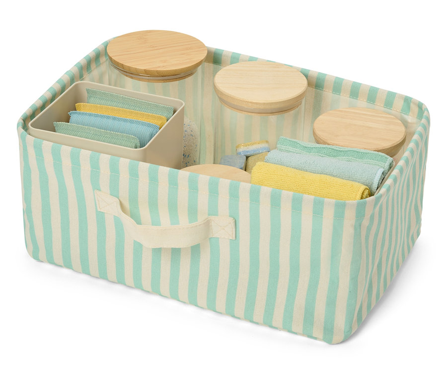 Eine flache, faltbare Ordnungsbox mit blau-weißem Streifenmuster, gefüllt mit Gläsern, Waschlappen und einem Organizer.