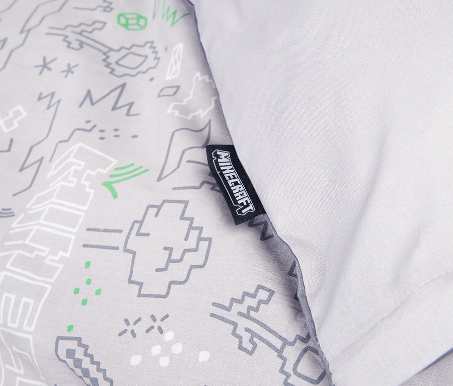 Detailansicht der grauen MINECRAFT Wendebettwäsche mit weißem Rand und Minecraft-Muster.