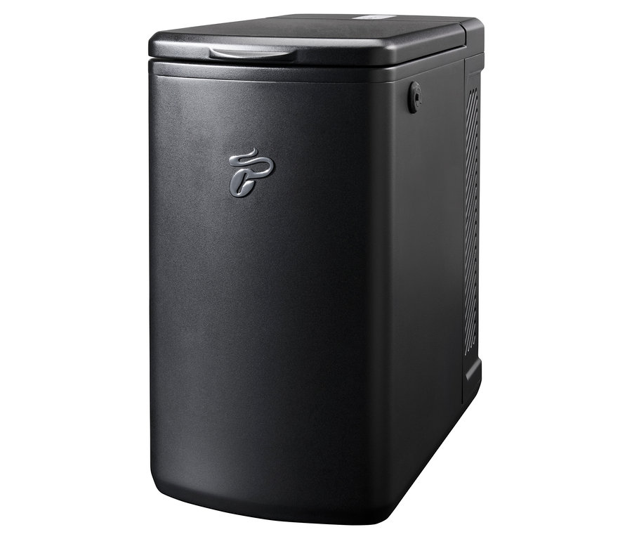 Der schwarze Tchibo Milchkühler 2L steht auf einer weißen Oberfläche.