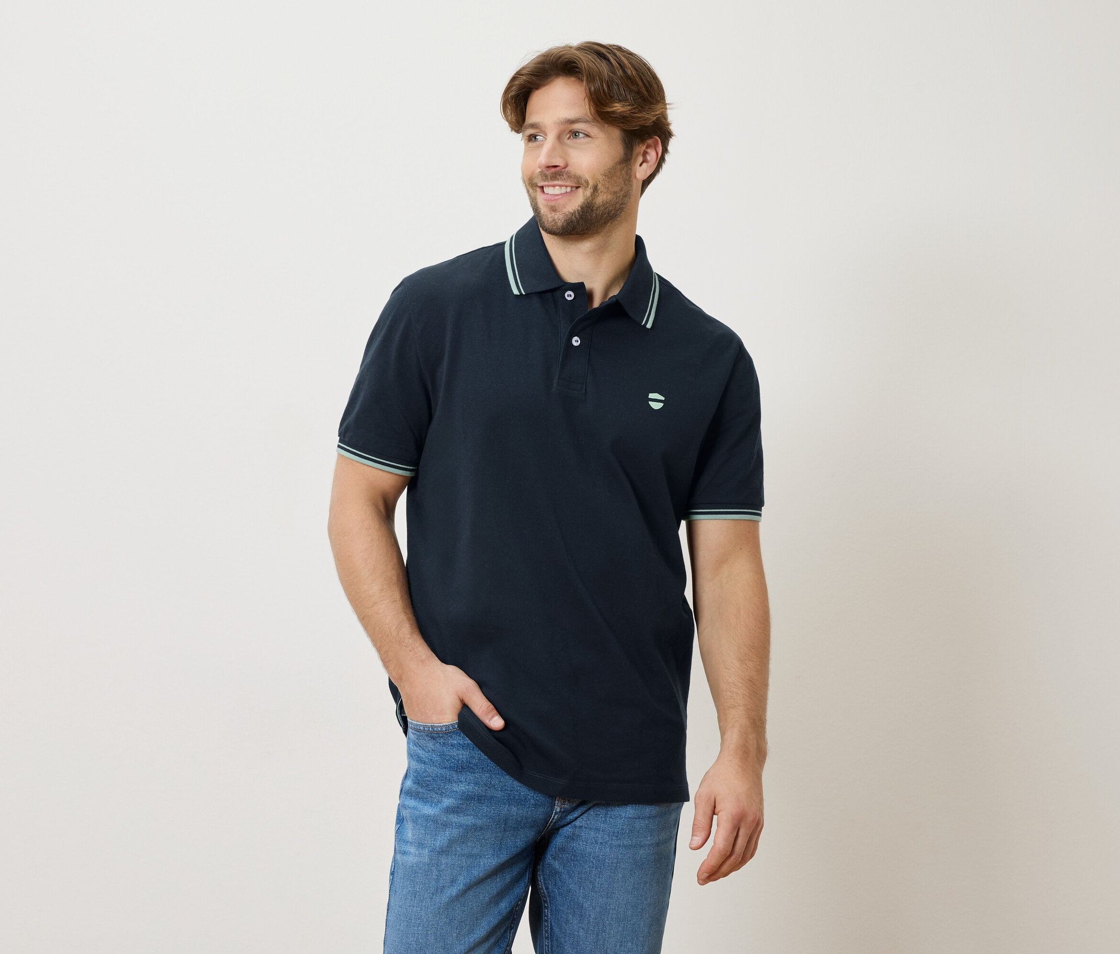 Mann mit blauem Poloshirt und Jeans
