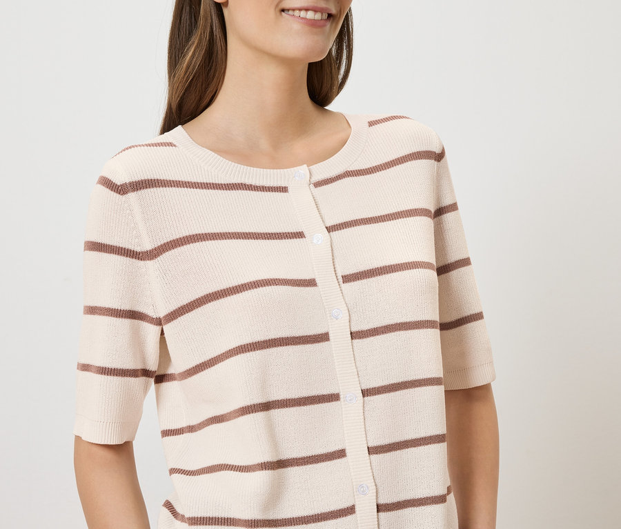Frau mit beigem, gestreiftem, kurzärmeligem Cardigan mit Knöpfen.