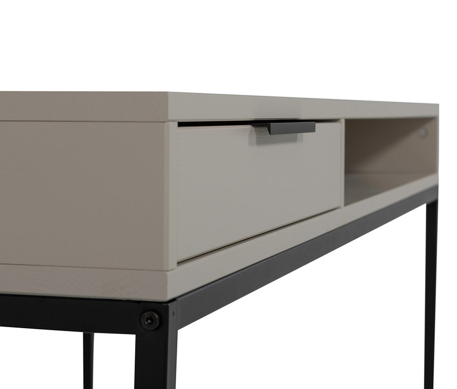 Detailansicht eines WOOOD »Nore« Schreibtisches mit Schublade und Ablagefach, stehend auf einem schwarzen Metallgestell.