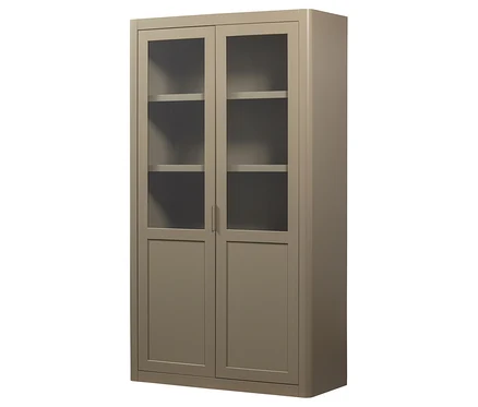 Ein beiger Schrank mit Glastüren und Regalen.