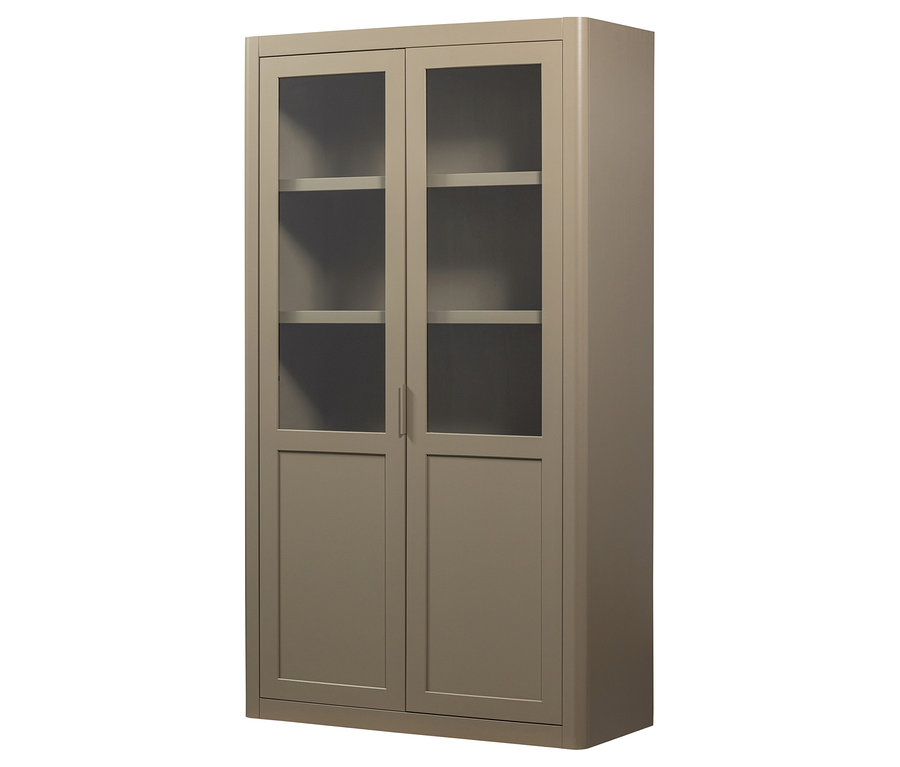 Ein beiger Schrank mit Glastüren und Regalen.
