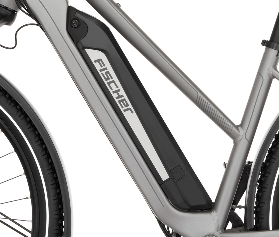 Detailansicht eines FISCHER Trekking-E-Bike TERRA 2.2 ACTIVE mit Trapez Rahmen, wobei der Akku im Fokus steht.