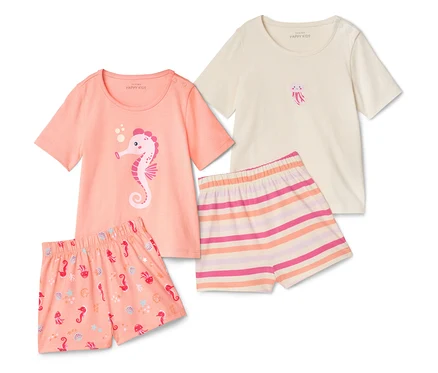 Zwei Kinder-Shorty-Pyjamas, Seepferdchen, liegen mit einem korallfarbenen und einem gestreiften Shorty und passenden Oberteilen.