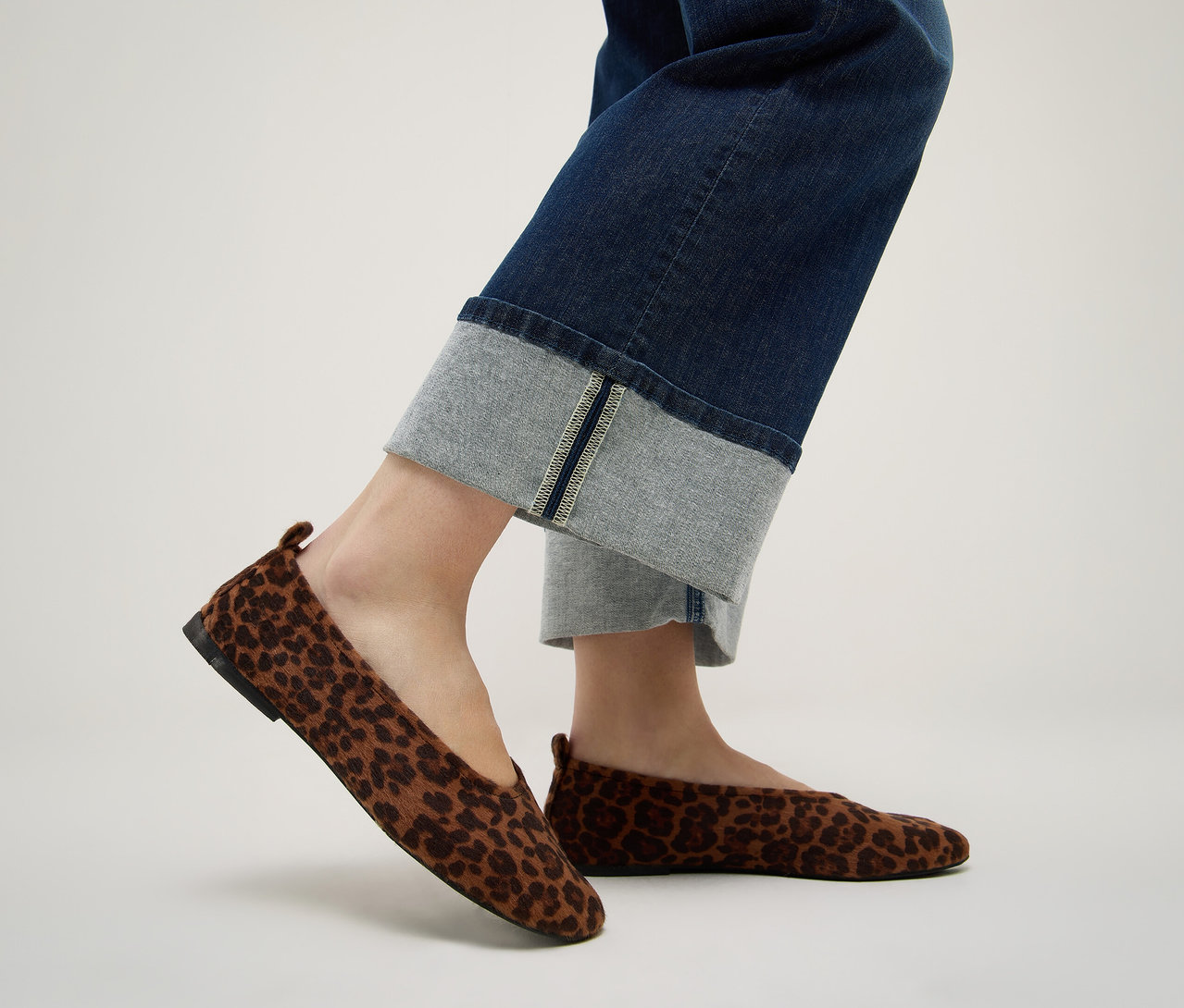 Füße in dunkelblauen Angels Denim »Laia Turn Up« Wide Leg Jeans und braunen Ballerinas mit Leopardenmuster.