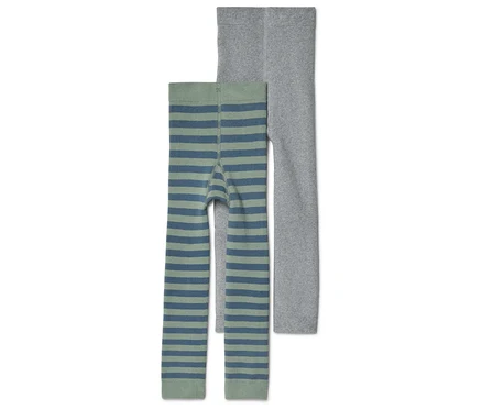 Zwei Leggings liegen nebeneinander, eine grau und eine grün-blau gestreift.
