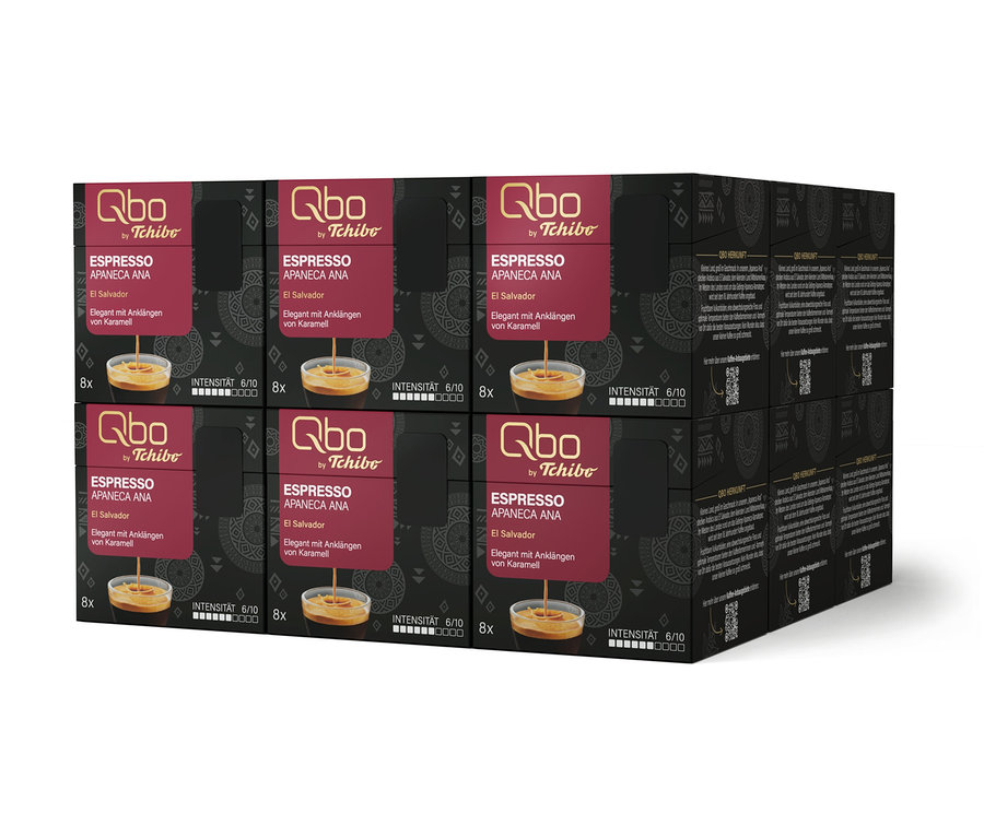 Sechs schwarze Qbo by Tchibo Espresso Apaneca Ana Kaffeekapselpackungen, jeweils mit rotbraunem Etikett, das „El Salvador“, „Elegant mit Anklängen von Karamell“, „8x“ und „Intensität 6/10“ anzeigt.