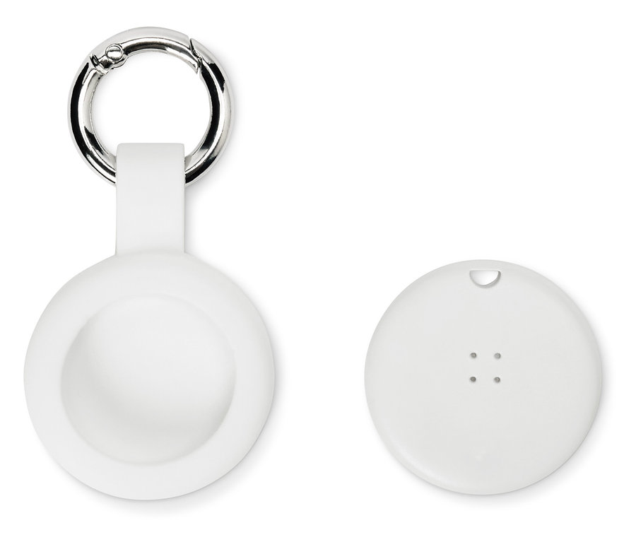 Ein weißer, runder AirTag-Halter mit Karabiner und eine weiße AirTag-Abdeckung liegen auf weißem Grund.