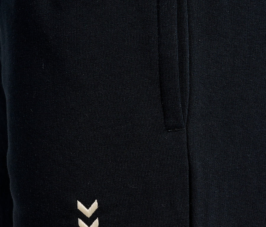Nahaufnahme einer schwarzen Jogginghose mit Seitentasche und gesticktem Hummel-Logo.