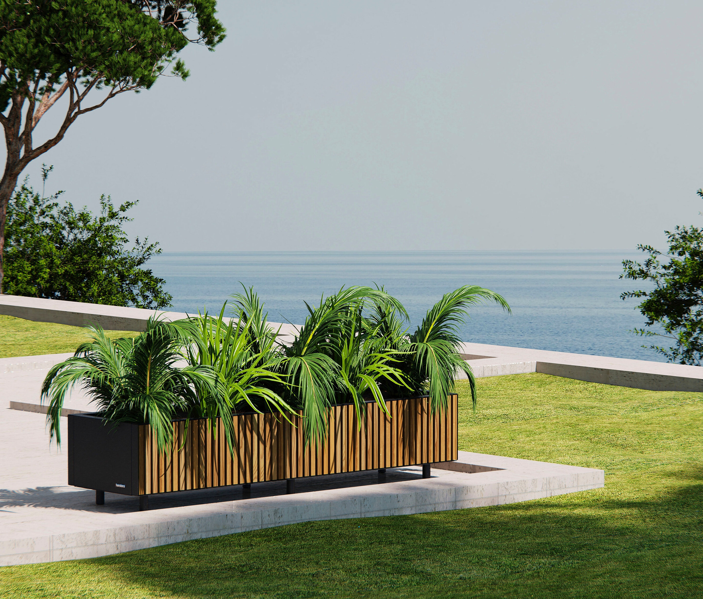 Rechteckiger Pflanzkasten mit vertikalen Holzlatten steht auf einem betonierten Rasen mit Blick auf das Meer.
