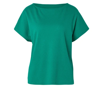 Ein grünes, kurzärmeliges T-Shirt mit einem Boot-Ausschnitt liegt auf einer ebenen Fläche.