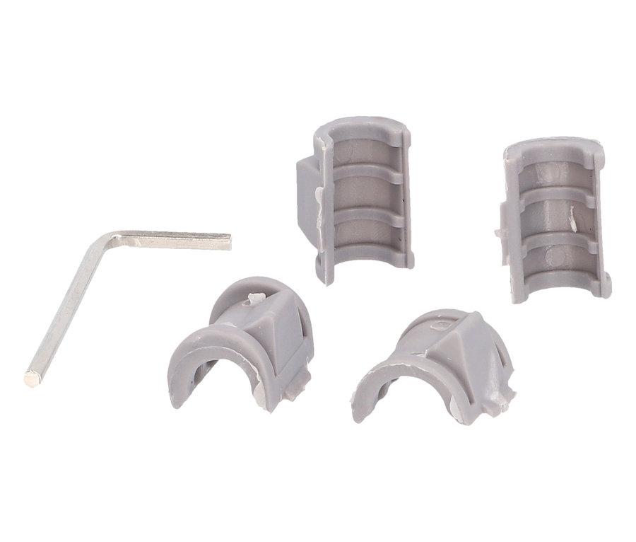 Ein Inbusschlüssel und vier graue Befestigungsstücke für die FISCHER Gepäckträgertasche PLUS+ Terra liegen auf einem weißen Hintergrund.