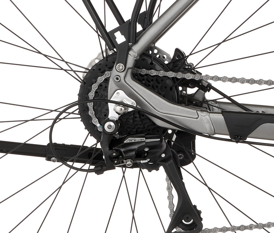 Nahaufnahme vom Hinterrad eines FISCHER Trekking-E-Bike TERRA 2.2 ACTIVE mit Diamant Rahmen, das auf einem Staender steht.