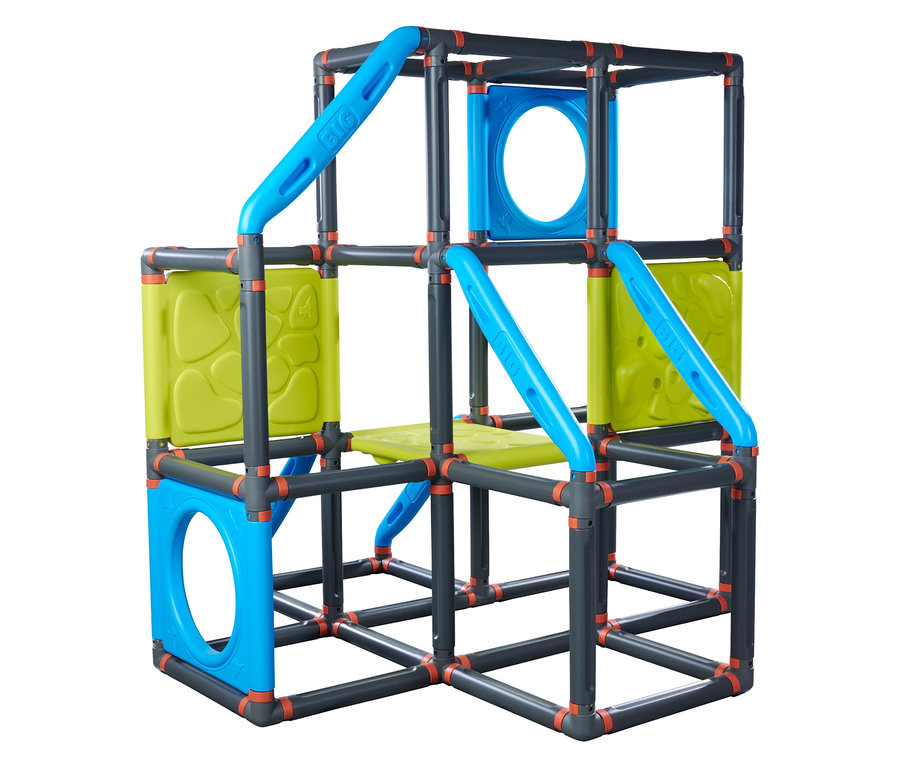 Ein dreistöckiges Klettergerüst mit blauen Griffen und grünen Paneelen ist auf weißem Hintergrund zu sehen.